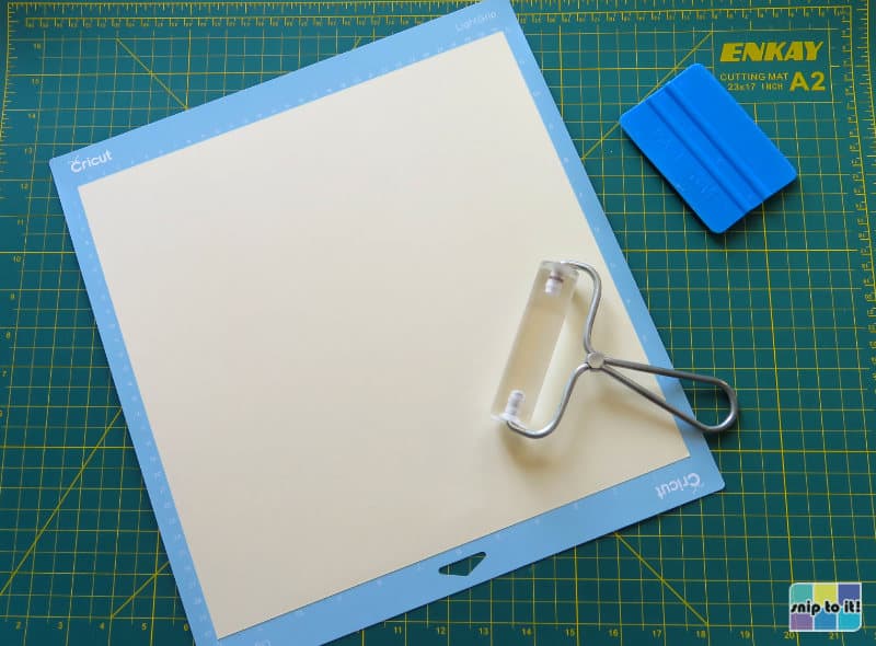 photo of cardstock applied to cutting mat using brayer